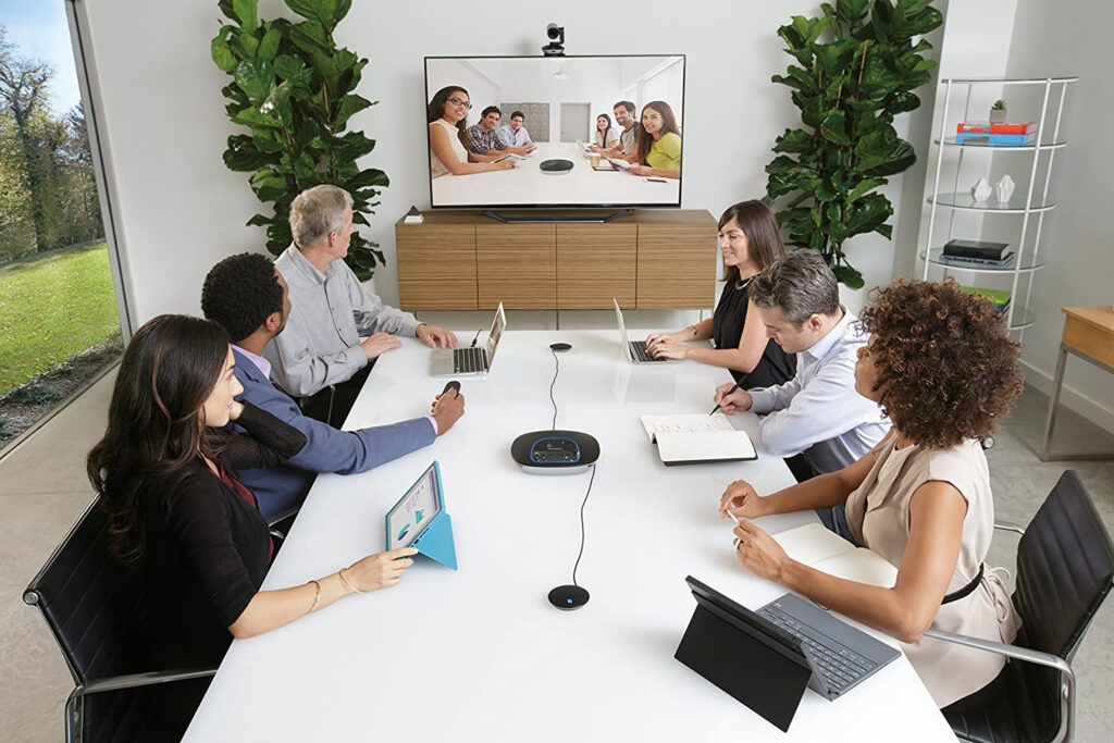 Logitech Group + 2 Mic mở rộng là Giải pháp hội nghị lý tưởng cho phòng họp 20-25m²